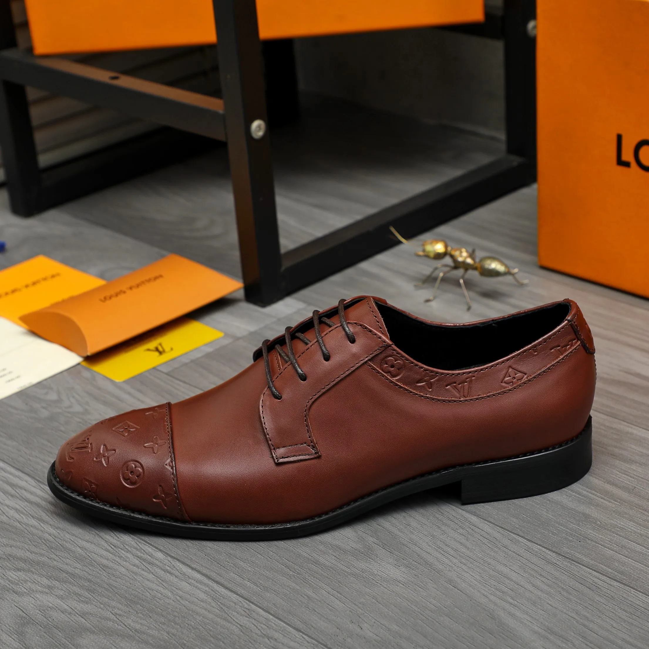 Men's shoes 💰p460 Product trademark: LV (Louis Vuitton) business lace-up leather shoes True size: 39-44 Product material: Selected high-quality cowhide stitching embossed cowhide upper, cowhide lining, original rubber outsole